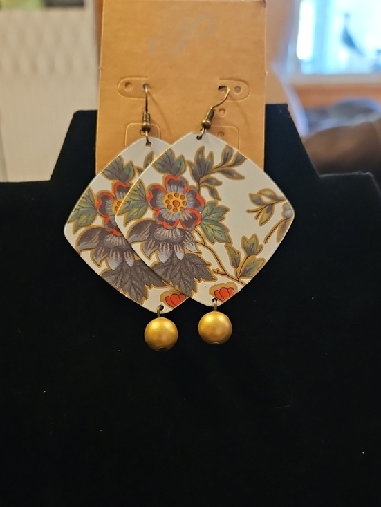 Plunder Jewelry - Plunder Floral Dangle Earrings in White and Gold